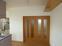 キッチン：入口の建具は廊下の採光を考え、ガラスの面積を広くとりました。