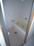 浴槽は同じサイズのまま入れ替え、壁、天井のタイルを貼り替え従来よりも明るい浴室となりました。