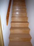 カーペット敷きだった階段の床を貼り替えお掃除の楽になりました。
