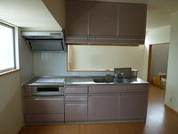 キッチン：キッチンの配置を変更しリビングに通じる対面キッチンとしました。